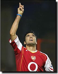 Arsenal players congratulate José after his goal against Spurs...