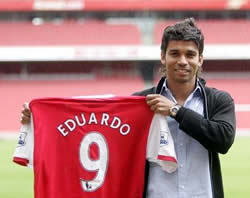 Da Silva with an Arsenal shirt