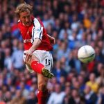 Ray Parlour of Arsenal scores